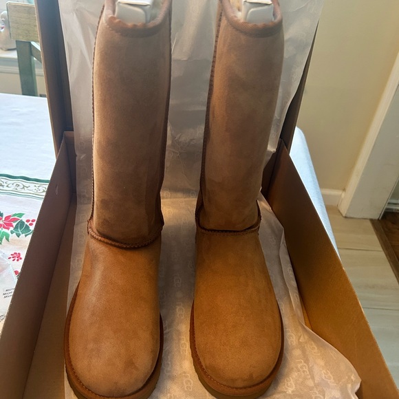 UGG Classic Tall II Boots in Chestnut (NEW - Never Worn) - Picture 3 of 11